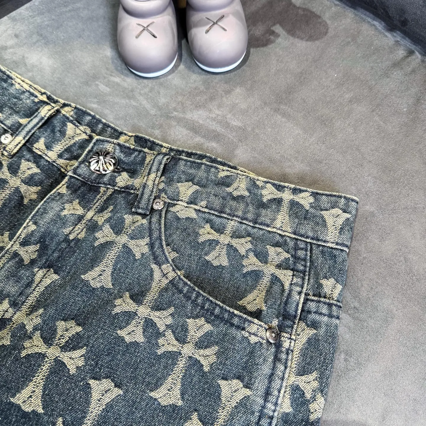 P220 Chrome Hearts｜Chrome Hearts CH all-over jacquard bootcut jeans - the same style as those of Internet celebrities. Cross-printed jeans, with unique cross design elements and all-over printing, full of design sense. It is made of 100% denim cotton fabric with heavy coarse yarn count, which ensures a stiff and tough silhouette while being soft, comfortable and breathable. The lapel is designed with silver buttons and is full of texture.  The classic dark yellow cross logo is all over the pants. They are generous and full of personality without being exaggerated. They are perfect for spring and summer!    Custom hardware! Same style for couples!  The three standards are complete, and the non-market version of the same style for men and women is free to compare and the quality is absolutely guaranteed. Size: 28/30/32/34/36 (s-xxl) Waist: 72/77/82/87/92 Knee: 55/56.5/58/59.5/61 Pants length: 103.5/105.5/107.5/109.5/111.5